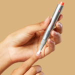 Aplicación SI nails de Isdin para la reparacion de las uñas